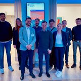 Menschen, die bei einem Besuch bei Dechema nebeneinander stehen