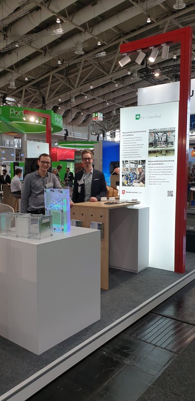 Personen auf dem TU Clausthal-Messestand auf der Hannovermesse